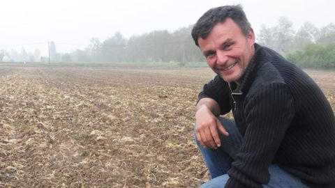 Dans sa parcelle de multiplication de semences, Christophe Gélineau sème au monograine des variétés de tournesol population pour effectuer sa propre sélection, en passant entre les rangs. © Aude Richard Dans sa parcelle de multiplication de semences, Christophe Gélineau sème au monograine des variétés de tournesol population pour effectuer sa propre sélection, en passant entre les rangs. © Aude Richard