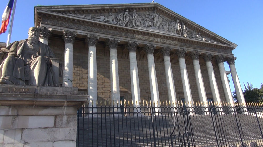 Encore un mois de débats