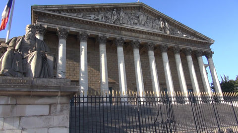 Encore un mois de débats Encore un mois de débats