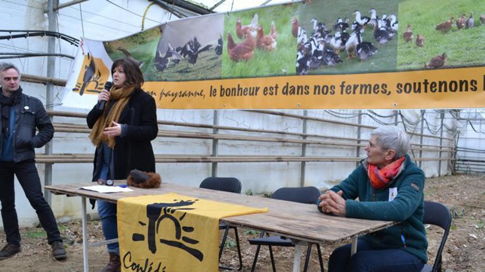 Sylvie Colas (à droite), agricultrice à Lectoure (Gers), le 10 janvier 2017, accueillait agriculteurs et journalistes pour parler des problèmes de grippe aviaire avec Laurent Pinatel, porte-parole de la Confédération paysanne, et Roxanne Mitralias, en charge des questions sanitaires au syndicat. © F. Jacquemoud