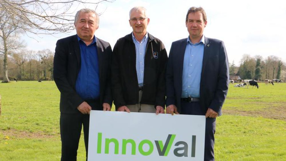 Jean-François Treguer, président de GDS Bretagne (à gauche), Jo Jaouen, président de BCEL Ouest, et Vincent Rétif, président d’Evolution (à droite) ont présenté leur projet politique à la presse le lundi 3 avril 2017 sur une exploitation agricole à Quevert (Côtes-d’Armor). © I. Lejas