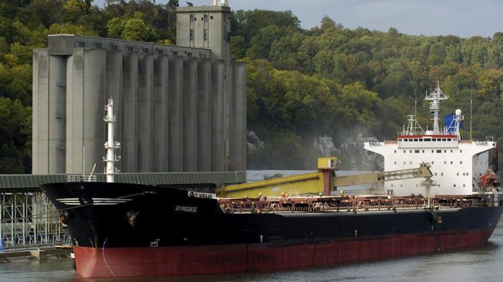 Bateau céréalier dans le port de Rouen. © Stéphane Leitenberger