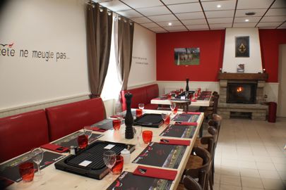 Le restaurant est approvisionné avec la viande d’aubrac de la ferme.. © I. Lejas/covid Ecuries de Kerbalan