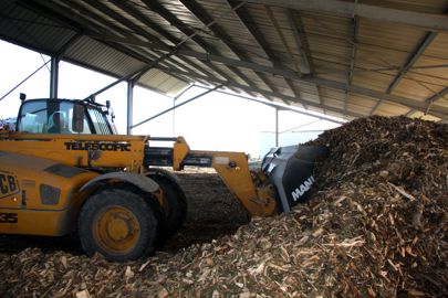 Avec son chariot télescopique JCB, Hervé Guichemerre charge le semi-remorque envoyé par la centrale d’achat. Il livre à domicile les collectivités locales et les particuliers. © H. Quenin