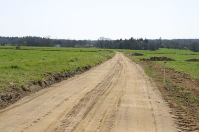 Pour une meilleure accessibilité des animaux aux paddocks, le chemin a été rénové et prolongé. Et durant l’hiver, l’éleveur a refait les clôtures sur 35 ha de pâtures avec un système simple et pratique. © I. Lejas