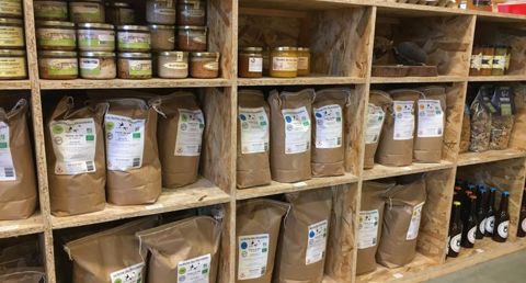 Pour satisfaire les clients, la gamme de produits proposés dans la boulangerie se diversifie avec la farine et l’huile de la ferme, ainsi que d’autres denrées locales. (voir également la photo ci-après) © F. Mélix