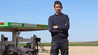 « Je sème et désherbe mes betteraves avec un robot » « Je sème et désherbe mes betteraves avec un robot »