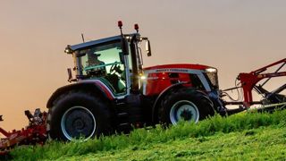 Changement de génération avec le tracteur 8S de 205 à 265 ch Changement de génération avec le tracteur 8S de 205 à 265 ch