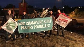 Des champs, pas des poubelles Des champs, pas des poubelles