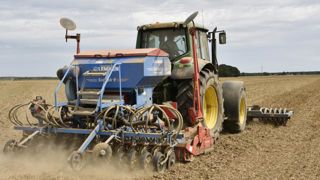 La pluie met des bâtons (et de la boue) dans les roues du tracteur La pluie met des bâtons (et de la boue) dans les roues du tracteur