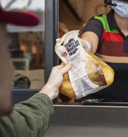 Chaque client de Burger King qui passera une commande au drive se verra offrir un kilo de pommes de terre produites dans les Hauts-de-France. © Burger King