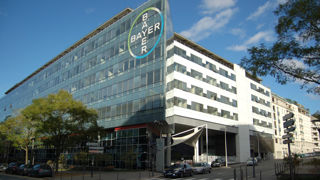 En France, le siège social de Bayer SAS situé à Lyon abrite la division Crop Science qui regroupe les activités Crop Protection, Semences et Environmental Science. 