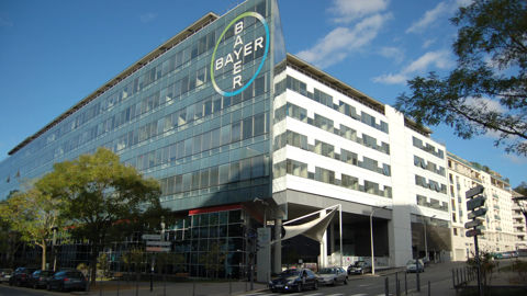 En France, le siège social de Bayer SAS situé à Lyon abrite la division Crop Science qui regroupe les activités Crop Protection, Semences et Environmental Science. En France, le siège social de Bayer SAS situé à Lyon abrite la division Crop Science qui regroupe les activités Crop Protection, Semences et Environmental Science.