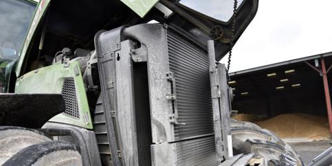 Depuis la mise en application des normes antipollution, le prix d’un moteur a plus que doublé. Le bénéfice des filtres et catalyseurs supplémentaires sur la performance n’est pas toujours évident pour l’agriculteur. © Cédric Faimali/GFA
