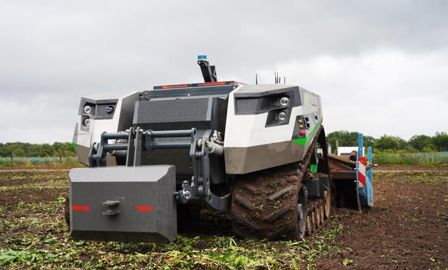 Claas travaille désormais en partenariat avec le Néerlandais AgXeed, qui propose un robot muni d’un attelage 3 points pour embarquer les outils déjà présents sur l’exploitation. © AgXeed