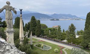 Le lac Majeur vu depuis les jardins du théâtre Massimo. Le lac Majeur vu depuis les jardins du théâtre Massimo.