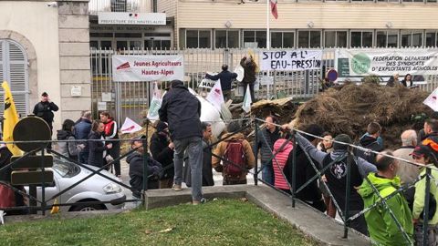 Colère face aux restrictions d’accès à l’eau Colère face aux restrictions d’accès à l’eau