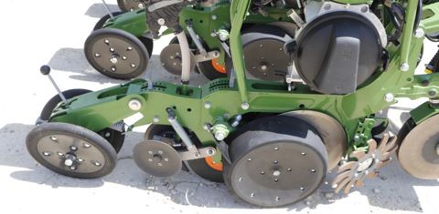 La distribution et le système d’enterrage à l’américaine permettent de travailler à grande vitesse : 14 km/h en maïs pour Christophe Pelé. © C. Le Gall