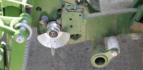 Ce dispositif de report de charge limite le poids du semoir sans impacter sa capacité de pénétration et la pression sur les éléments. © C. Le Gall