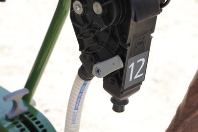 Le microgranulateur sert aussi au semis de phacélie lors de l’implantation des couverts. La semence est distribuée à la volée et dispersée sur le châssis de l’élément. © C. Le Gall