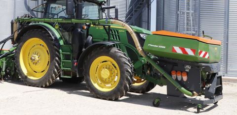 La trémie frontale accueille l’engrais avec le semoir monograine et la semence avec la barre de semis. Elle ne permet pas encore de moduler l’engrais. © C. Le Gall