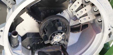 Le capteur optique (à gauche) détecte les doubles et les manques, et adapte automatiquement et électriquement la position du sélecteur (à droite). © C. Le Gall