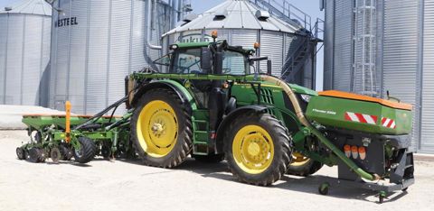 Entre son exploitation et ses prestations de services, Christophe Pelé cultive plus de 600 hectares. Il a déjà semé 291 hectares avec son nouveau semoir monograine Precea (Amazone), dont 120 en betteraves. © C. Le Gall