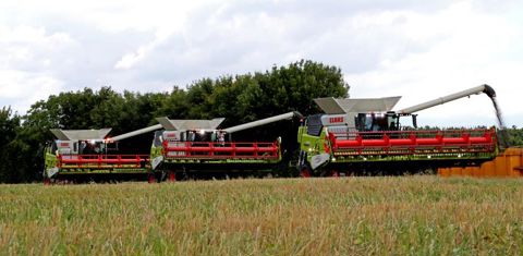 Les capacités de trémies vont de 8 000 à 12 000 l. Dès 10 500 l, les trémies sont à corolle. © P. Peeters