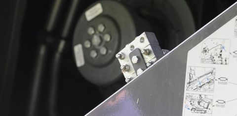 Pour simplifier l’entretien des organes de battage, le graissage est centralisé en un point de chaque côté de la machine. © P. Peeters