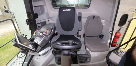 À l’intérieur de la nouvelle structure de cabine, les commandes sont similaires à celles des récents automoteurs de la marque. © P. Peeters