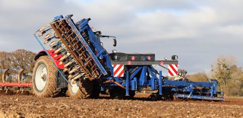 Le semoir conçu par Pascal Lavaleur est composé de deux parties de 2,40 m. Ces dernières peuvent coulisser de droite à gauche pour s’adapter à la voie du tracteur. © P. Peeters