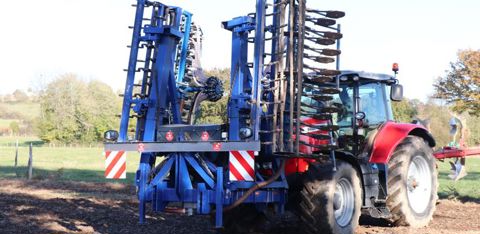 Malgré un gabarit impressionnant, la machine conserve un gabarit routier de 3 mètres. Quatre béquilles sont prévues au niveau du châssis pour remiser la machine repliée. © P. Peeters