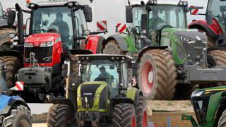 Sept tracteurs de plus de 300 ch à l’essai (vidéo) Sept tracteurs de plus de 300 ch à l’essai (vidéo)