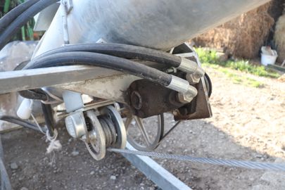 Le moteur hydraulique est branché sur le tracteur. Il permet de modifier la position de la vis à distance. © P. Denis/GFA