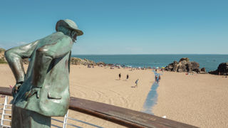 Sculptée par Emmanuel Debarre, la statue de Jacques Tati surveille la plage de Saint-Marc qui porte officiellement le nom de "plage de M. Hulot". Sculptée par Emmanuel Debarre, la statue de Jacques Tati surveille la plage de Saint-Marc qui porte officiellement le nom de "plage de M. Hulot".
