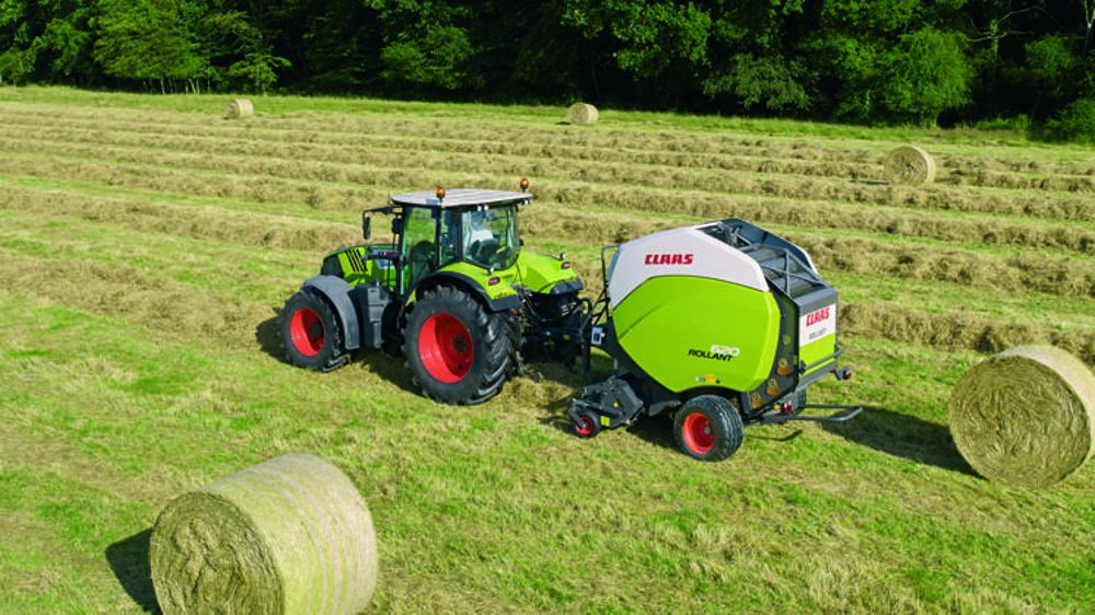 Un ameneur sur la presse Rollant 620