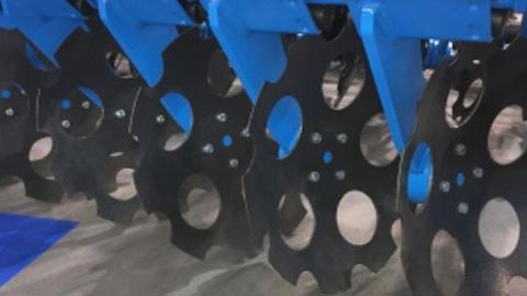 Des disques percés sur le déchaumeur