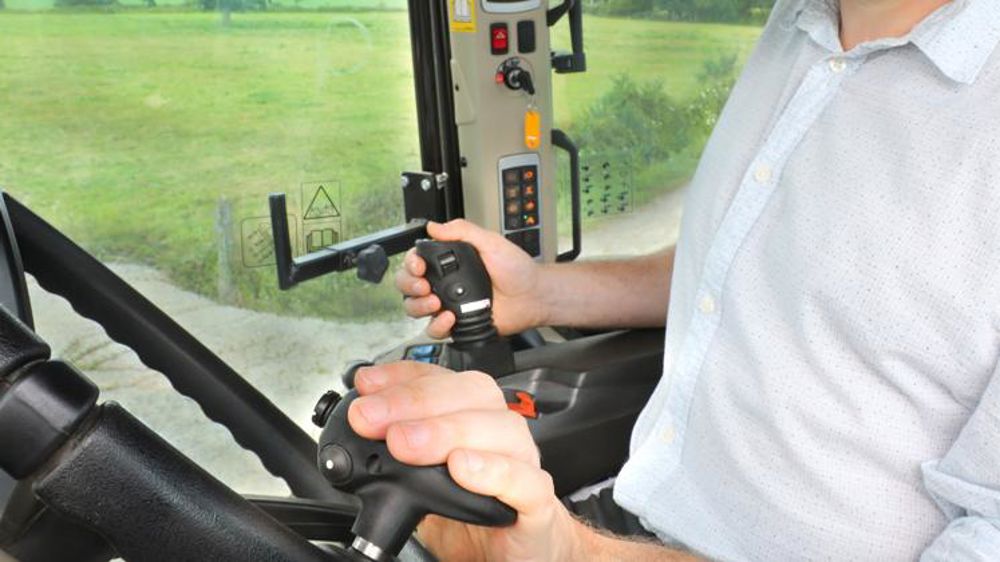 Le tracteur piloté de la main gauche Le tracteur piloté de la main gauche