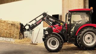 Une cabine plus moderne sur le Farmall A Une cabine plus moderne sur le Farmall A