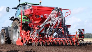Une deuxième trémie pour le combiné de semis Une deuxième trémie pour le combiné de semis
