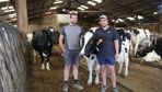 « Nos vaches produisent beaucoup de lait en été, expliquent Maxime Ruiz (à d.) et Stéphane Pons, associés en Gaec. Nous améliorons sans cesse la ventilation et le confort. Nous venons d’équiper toutes les logettes de nouveaux matelas. »