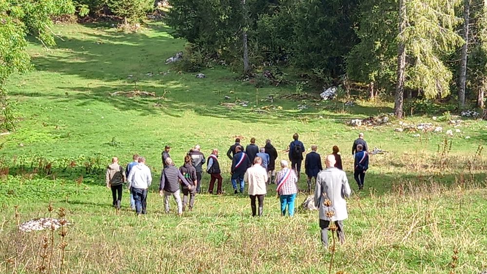 Les élus, agriculteurs et le préfet du Doubs se rendent sur les lieux d'une attaque de loups chez Pierre-Henry Pagnier qui a perdu une génisse au début de la semaine.
