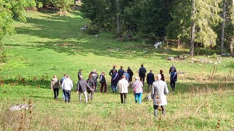 Les élus, agriculteurs et le préfet du Doubs se rendent sur les lieux d'une attaque de loups chez Pierre-Henry Pagnier qui a perdu une génisse au début de la semaine.