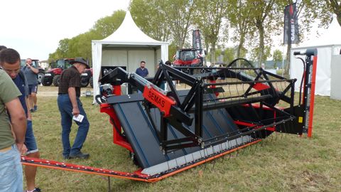 Semas : la faucheuse-andaineuse FARR 420 se replie Semas : la faucheuse-andaineuse FARR 420 se replie