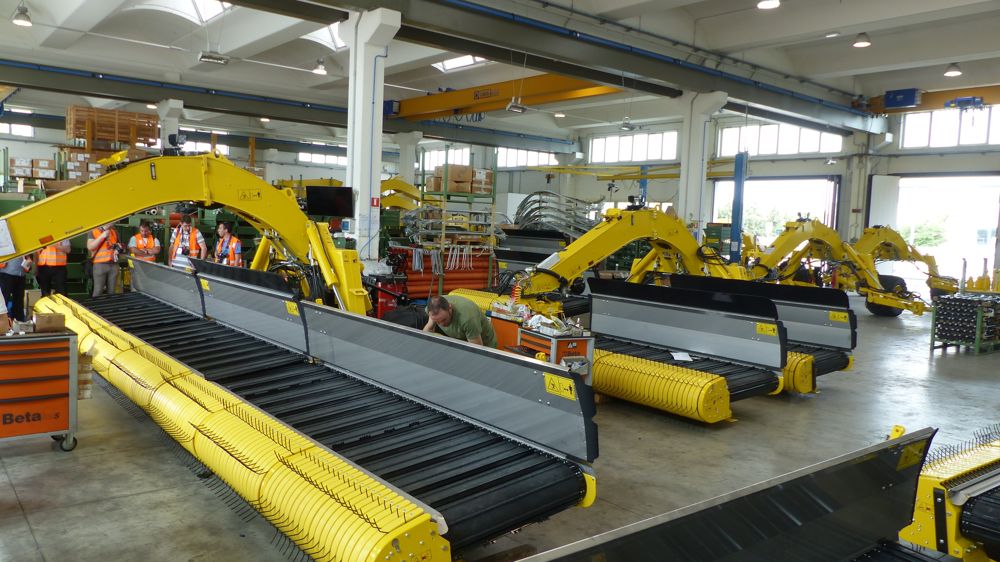 L’unité de production de Roc, située dans la province italienne de Rimini, fabrique 300 andaineurs à tapis par an et en exporte 90 % dans une quarantaine de pays. L’unité de production de Roc, située dans la province italienne de Rimini, fabrique 300 andaineurs à tapis par an et en exporte 90 % dans une quarantaine de pays.