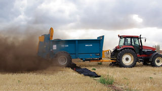 Epandage de compost sur le site de QualiAgro, à Feucherolles (Yvelines). Epandage de compost sur le site de QualiAgro, à Feucherolles (Yvelines).