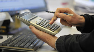 Les pensions de retraite des agriculteurs sont actuellement calculées sur une carrière complète. Les pensions de retraite des agriculteurs sont actuellement calculées sur une carrière complète.