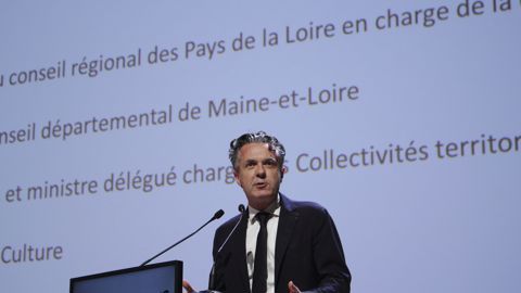 "Il pourrait y avoir des restrictions d'usage [de l'eau] qui se prendraient en novembre, décembre ou janvier, pour éviter de se retrouver dans le stress de mai", a déclaré Christophe Béchu.