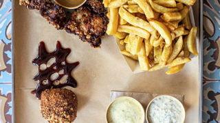 Frites, sauces et friture de poulet, le trio gagnant d'une visite réussie de Bruxelles. Frites, sauces et friture de poulet, le trio gagnant d'une visite réussie de Bruxelles.
