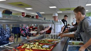 Alors qu elle nourrit 10 millions de personnes par jour, la restauration collective cherche de nouvelles formules pour absorber les couts liés à l inflation. L'Insee prévoit une hausse sur un an de 12 % de l'alimentaire d’ici à la fin de 2022. Alors qu elle nourrit 10 millions de personnes par jour, la restauration collective cherche de nouvelles formules pour absorber les couts liés à l inflation. L'Insee prévoit une hausse sur un an de 12 % de l'alimentaire d’ici à la fin de 2022.
